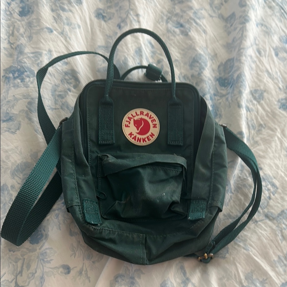 Fjällräven Kånken sling in dark Green